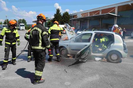 38 Prikaz gasilska intervencija ob prometni nesreči s
